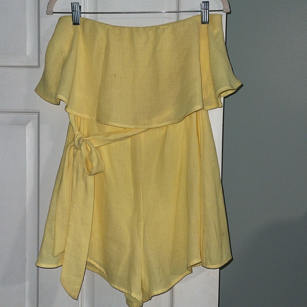 Le Lis Yellow romper size Small